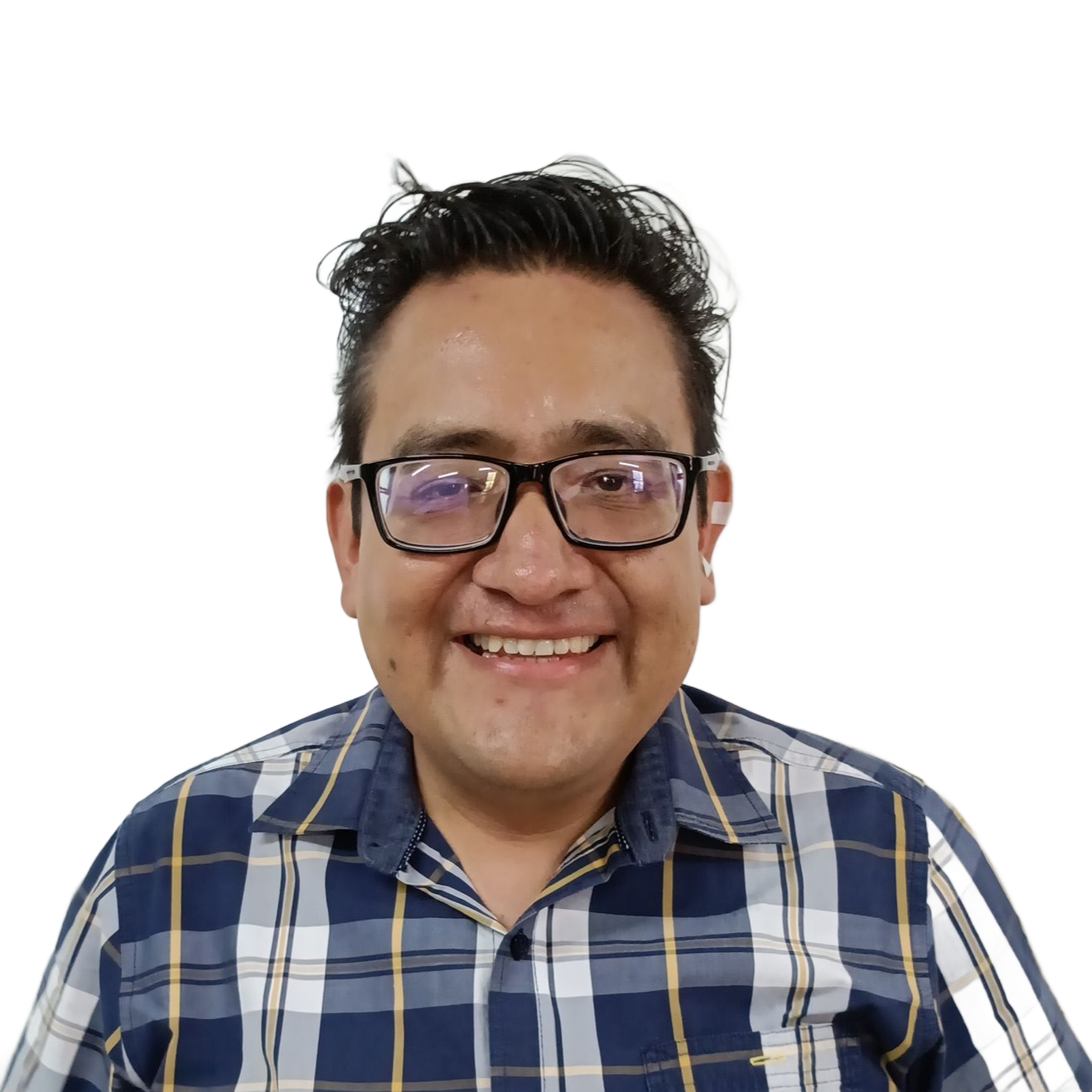 Hombre sonriente, con gafas y camisa a cuadros azul, sobre un fondo blanco.