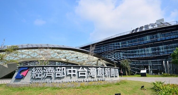 國泰聯合銀行總部大樓外觀,弧形玻璃帷幕牆,藍天下醒目的中文招牌。