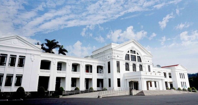 藍天下,一座白色的殖民風格建築,拱門和立柱錯落有致。