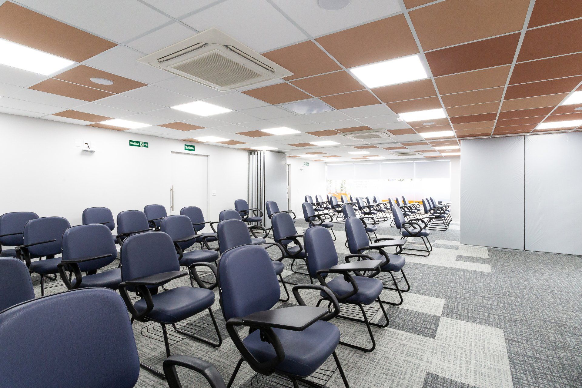 Sala de treinamento com divisoria retratil Sala de treinamento com divisoria retratil