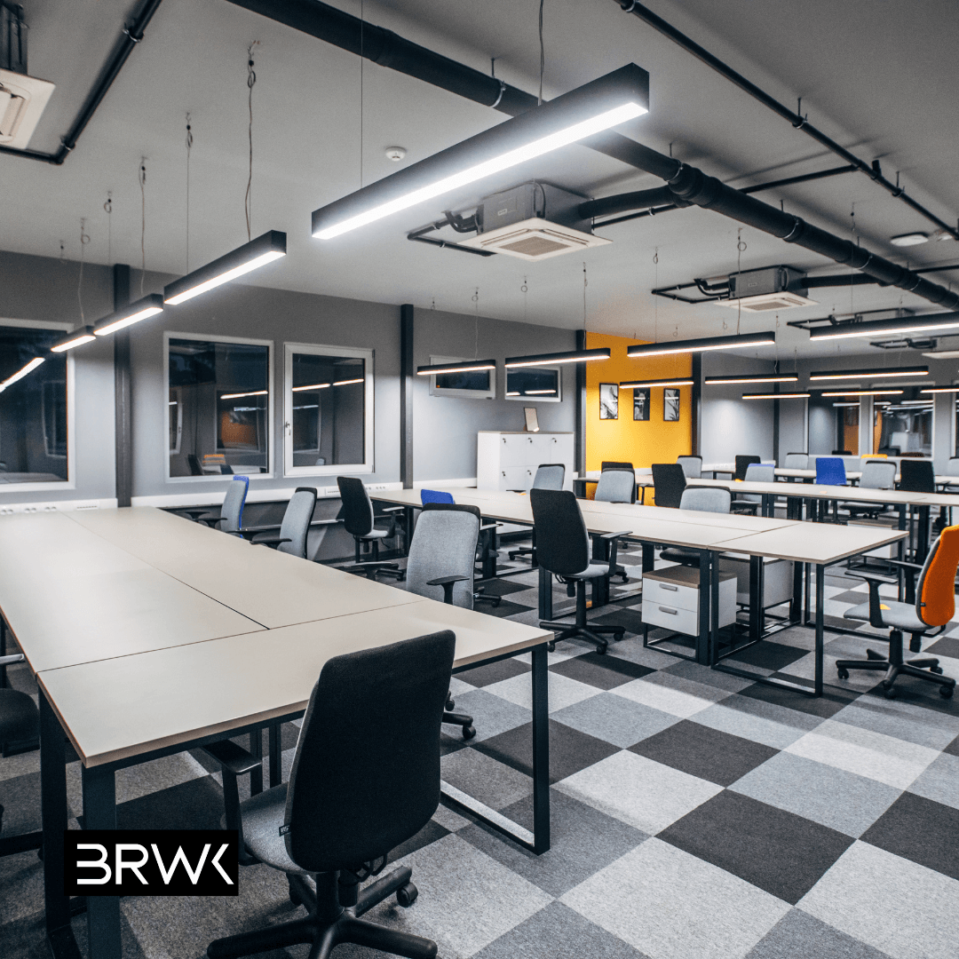 Escritório com as cores da empresa Área de trabalho com as cores da empresa