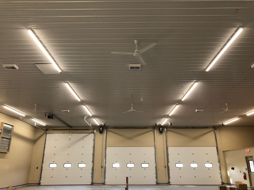 A ceiling fan is hanging from the ceiling of a building.