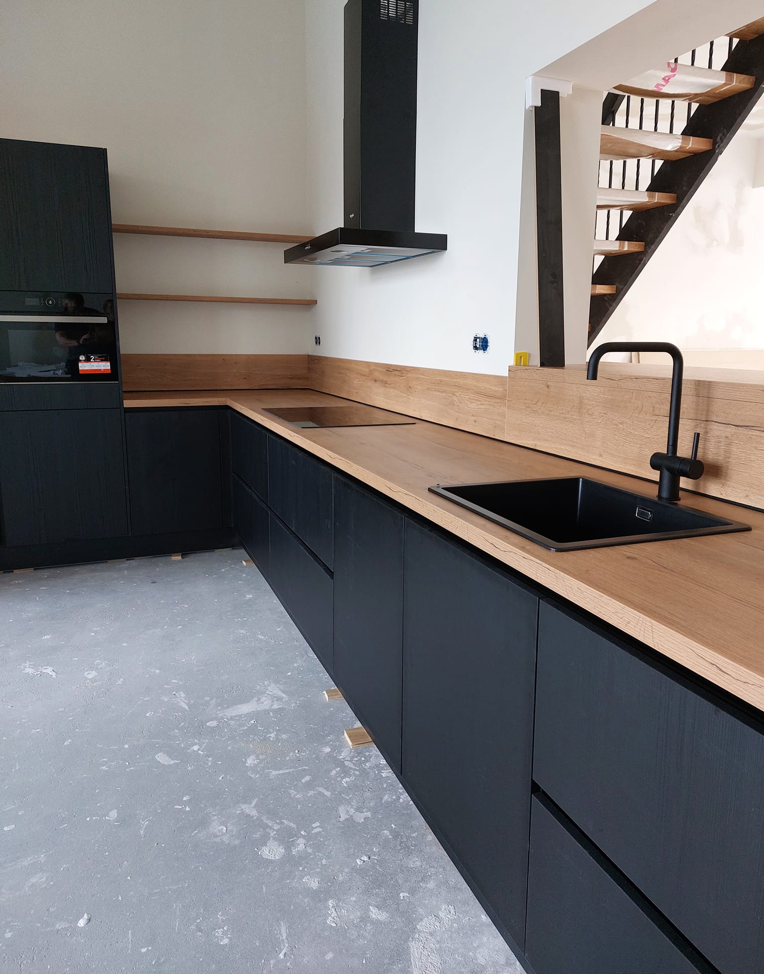 Zwarte keuken met houten blad Zwarte keuken met houten blad