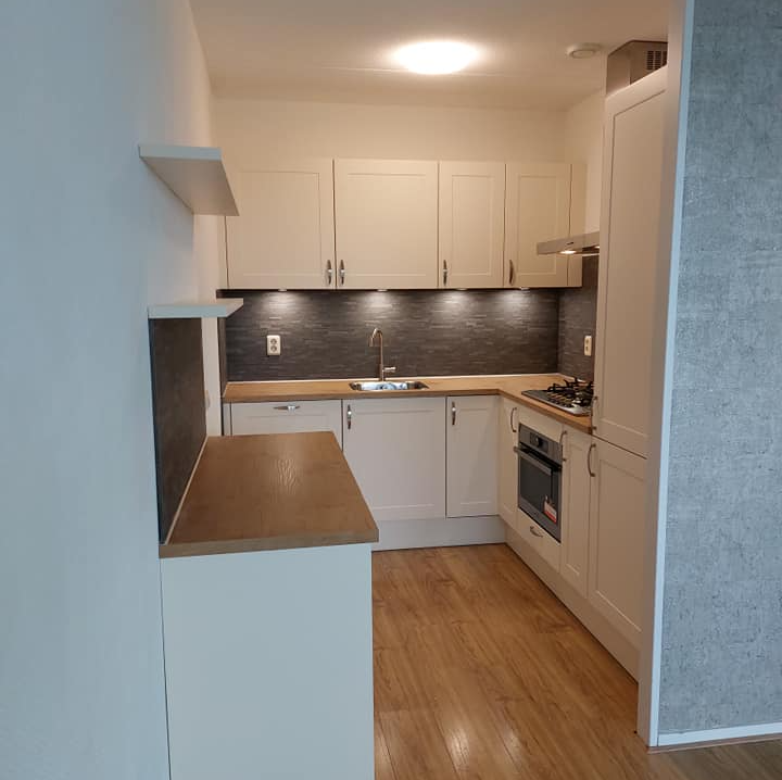 Witte keuken met houten blad Witte keuken met houten blad