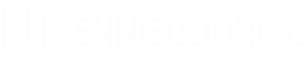 Logotipo azul e verde para o Tennis Lounge. O logotipo apresenta texto estilizado e um gr&aacute;fico quadrado.
