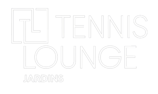 Logotipo branco para o Tennis Lounge Jardins. O logotipo apresenta texto estilizado e um gráfico quadrado.