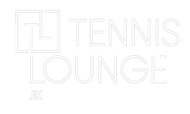 Logotipo branco para o Tennis Lounge JK. O logotipo apresenta texto estilizado e um gráfico quadrado.
