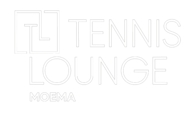 Logotipo branco para o Tennis Lounge Moema. O logotipo apresenta texto estilizado e um gráfico quadrado.