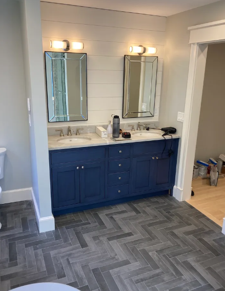 A bathroom with two sinks and two mirrors