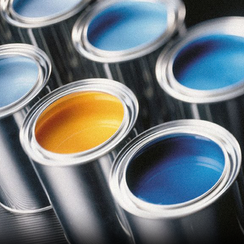 Latas de tinta abertas, contendo tinta azul e amarela, dispostas em fileiras.