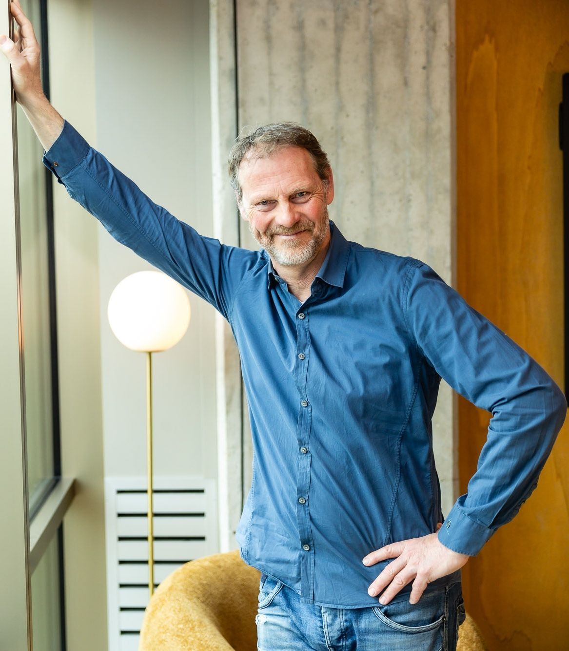 Spreker gebaart voor een presentatiescherm tijdens een presentatie.