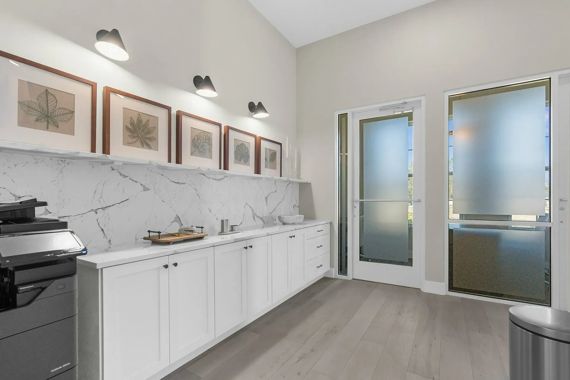 Explore this chic kitchen, combining style and functionality with modern finishes.