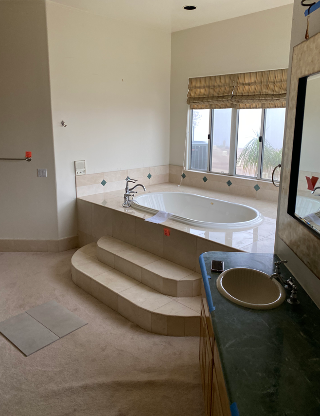 Image of outdated bathtub