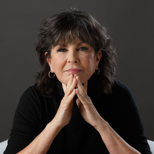 Linda Loftus Headshot