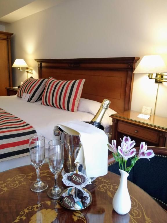 Un comedor con mesa y sillas en una habitación de hotel.
