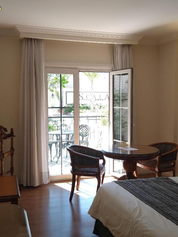 Habitación luminosa del Scala Hotel Buenos Aires con vista exterior en el centro de Buenos Aires