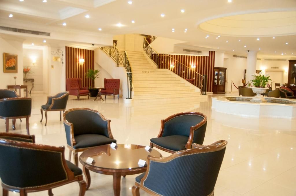 Lobby elegante del Scala Hotel Buenos Aires en Buenos Aires con escaleras y área de descanso