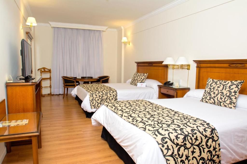 Habitación doble amplia del Scala Hotel Buenos Aires con camas cómodas en Buenos Aires