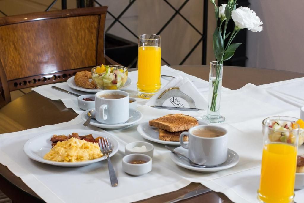Desayuno buffet del Scala Hotel Buenos Aires con opciones frescas en Buenos Aires
