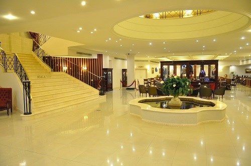 Lobby amplio y luminoso del Scala Hotel Buenos Aires con escaleras y área central
