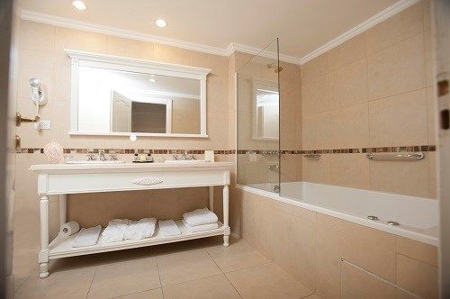Baño completo con bañera en habitación del Scala Hotel Buenos Aires