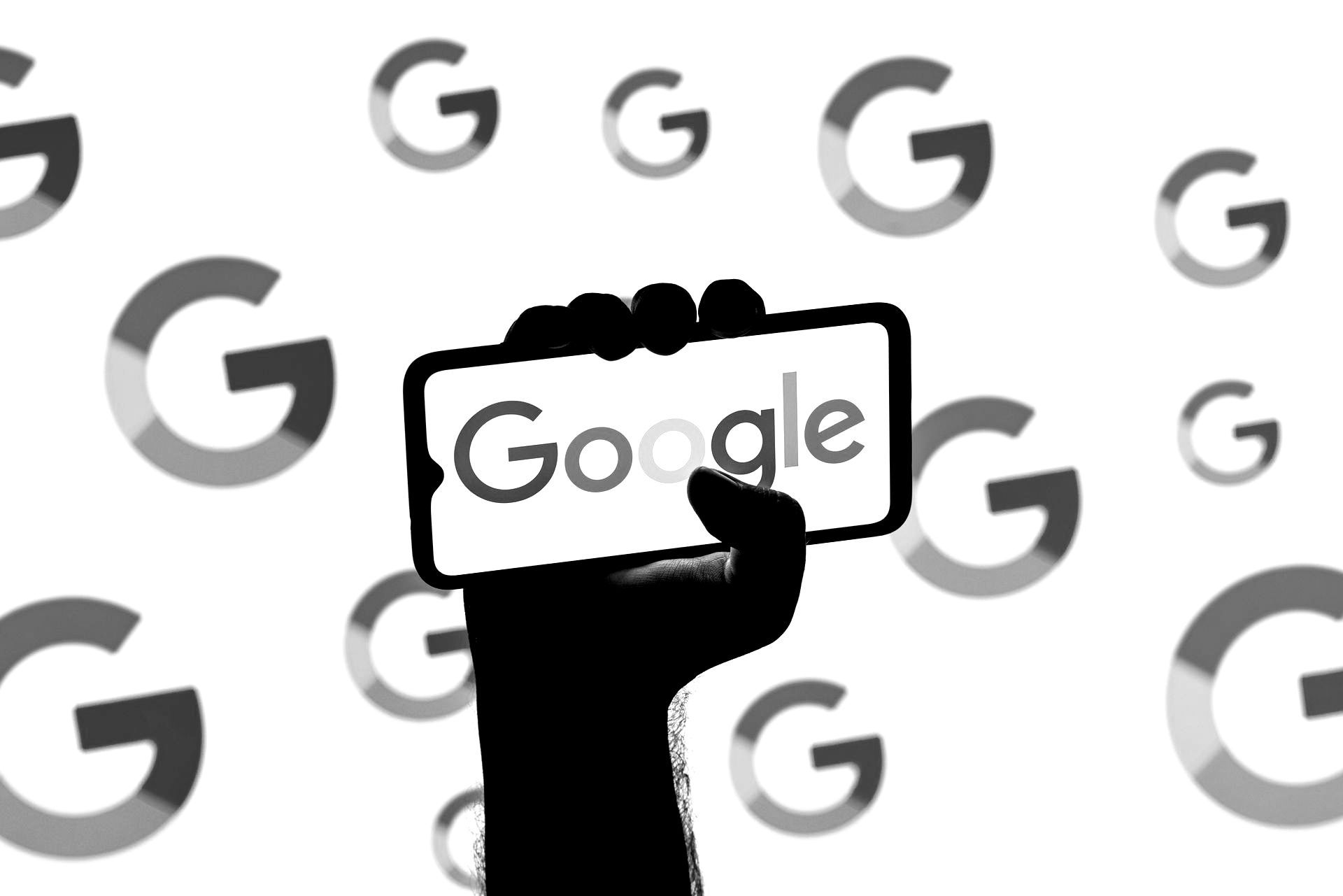 Eine Hand hält ein Smartphone mit dem Google-Logo.