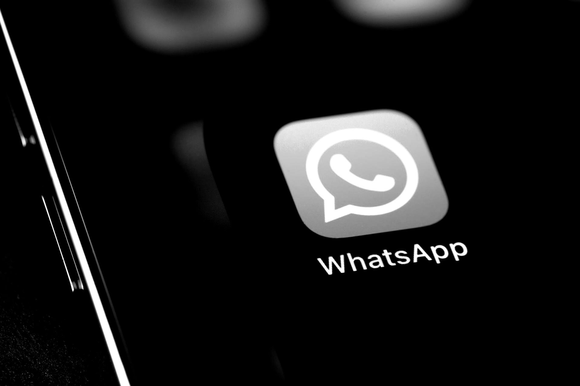 Ein Schwarz-Weiss-Foto der Whatsapp-App auf einem Mobiltelefon.