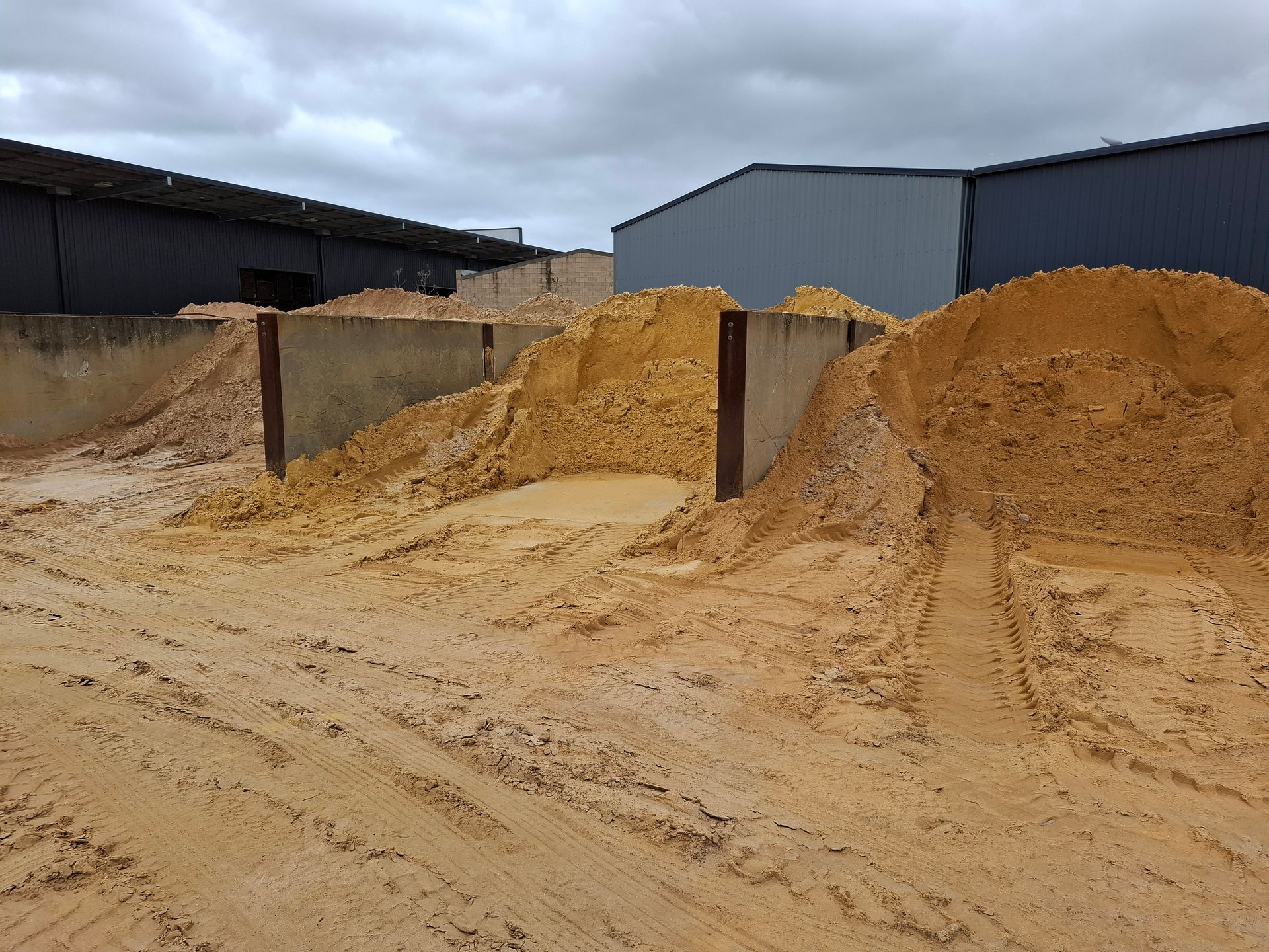 Truck Pouring Loads Of Gravels – South Geelong – Barry Medew Building Supplies