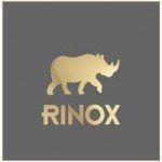 Logo de rhinocéros doré au-dessus du mot « RINOX » sur fond gris foncé