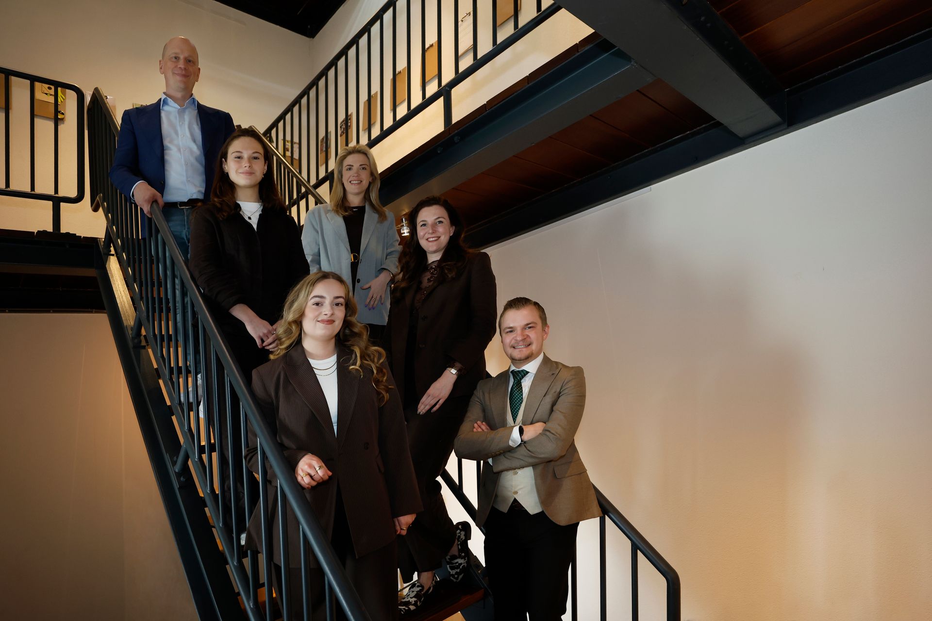 Een groep mensen zit in een kamer met een bord waarop staat kickstart