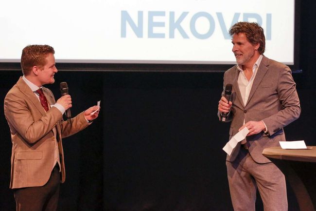 Twee mannen staan ​​voor een scherm waarop nekovri staat