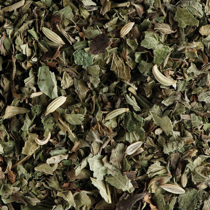 Un gros plan d'un tas d'herbes et de feuilles séchées