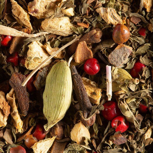 Un gros plan d'un tas de feuilles de thé et d'épices