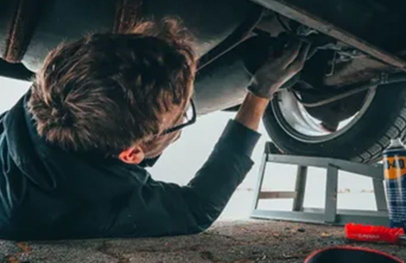 man-fixing-vehicle-engine-350w