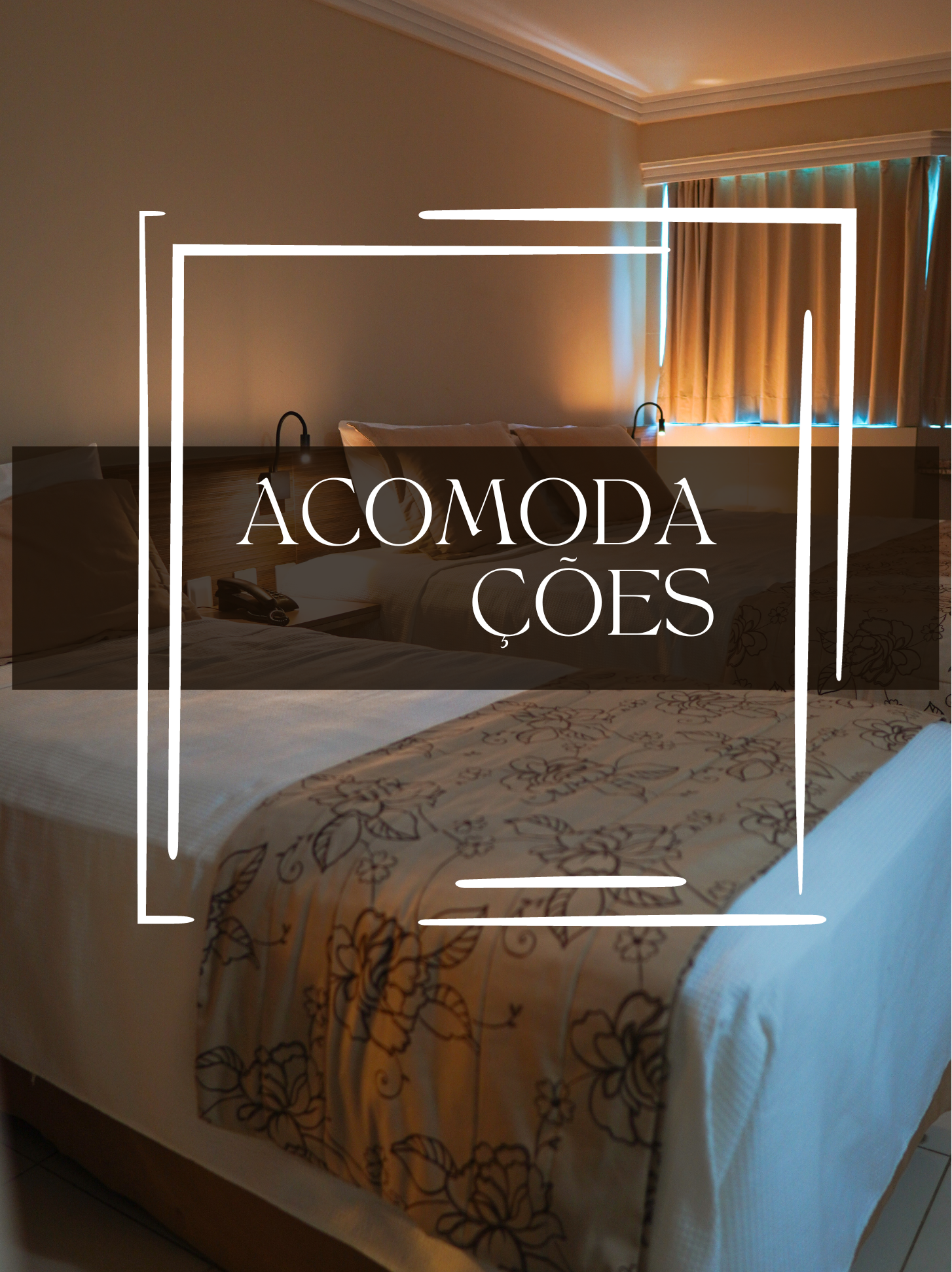 Um quarto de hotel com uma cama impecavelmente arrumada, com um caminho de mesa e cortinas estampadas, e a palavra 