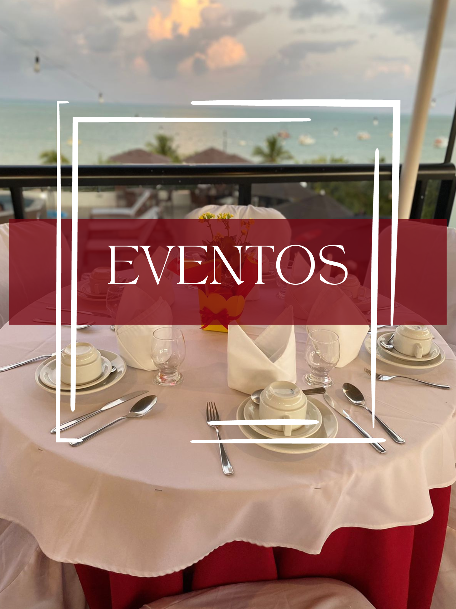 Uma mesa posta para jantar com toalhas de mesa e pratos brancos, com vista para uma praia tropical ao pôr do sol, com a inscrição 