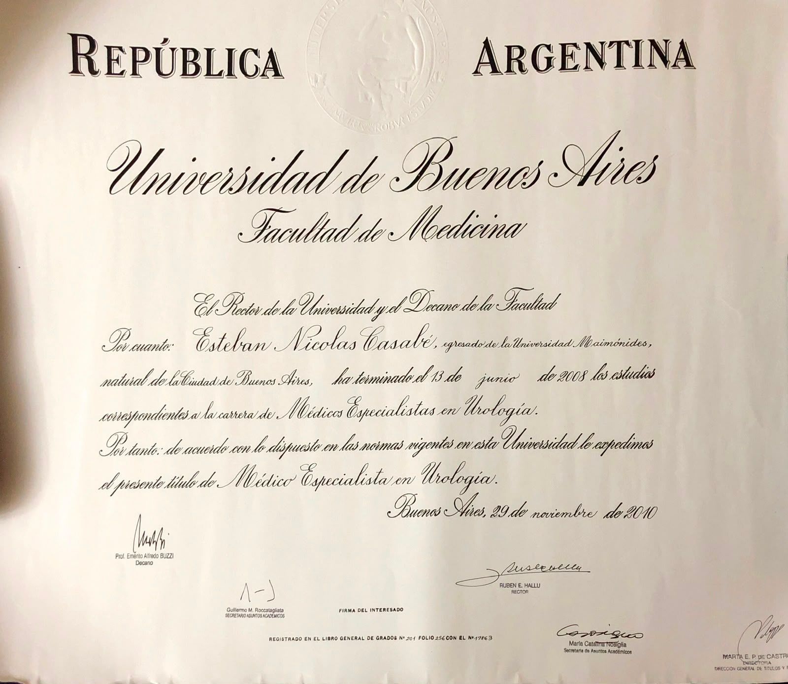 Diploma universitario argentino antiguo con papel beige y texto cursivo ornamentado.