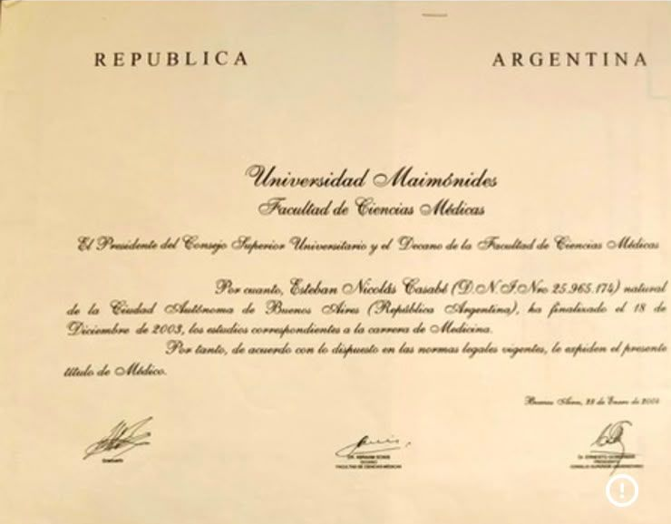 Diploma universitario argentino en pergamino beige con texto y firmas en negro ornamentado.