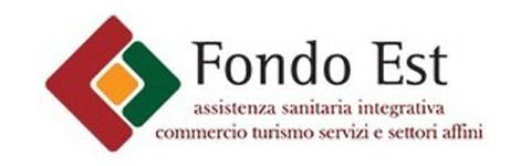 Logo di Forum Est, con simbolo geometrico rosso e verde e slogan in italiano su fondo bianco