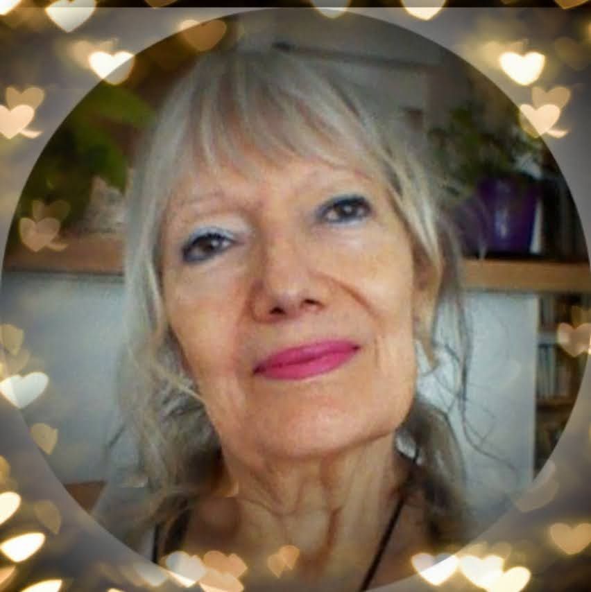 una mujer con cabello gris y labios rojos está en un círculo rodeado de corazones .