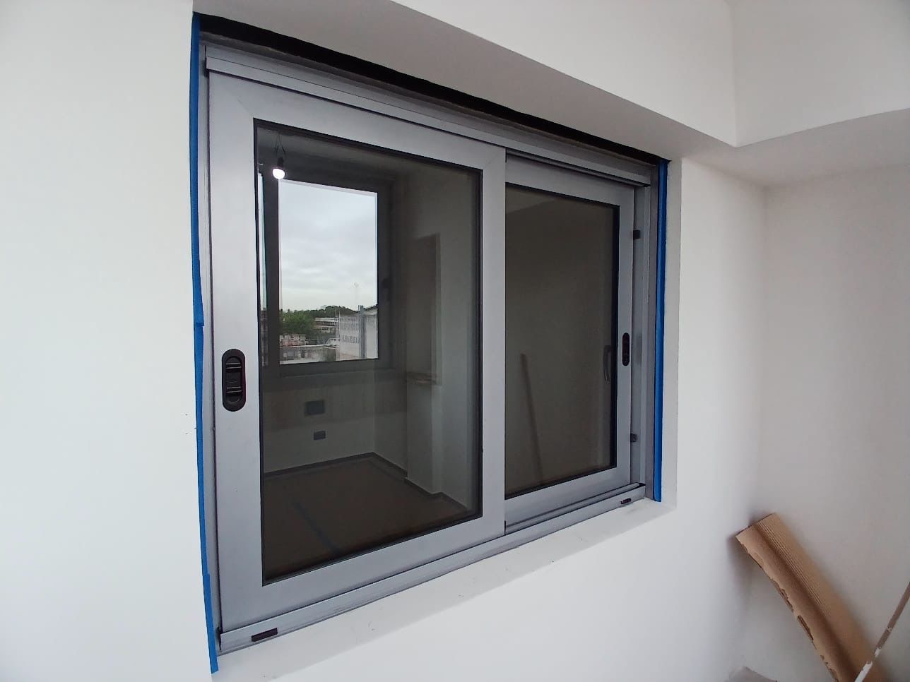Ventana corrediza en una habitación 