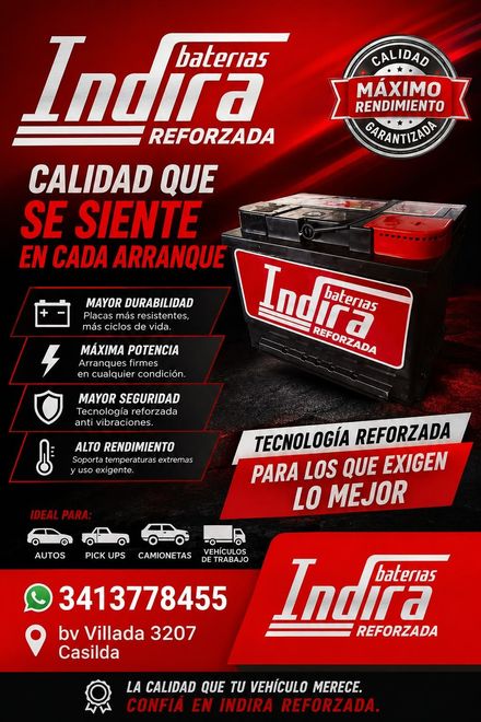 Batería de coche en el compartimento del motor con cables rojos y azules conectados y una tapa negra encima.