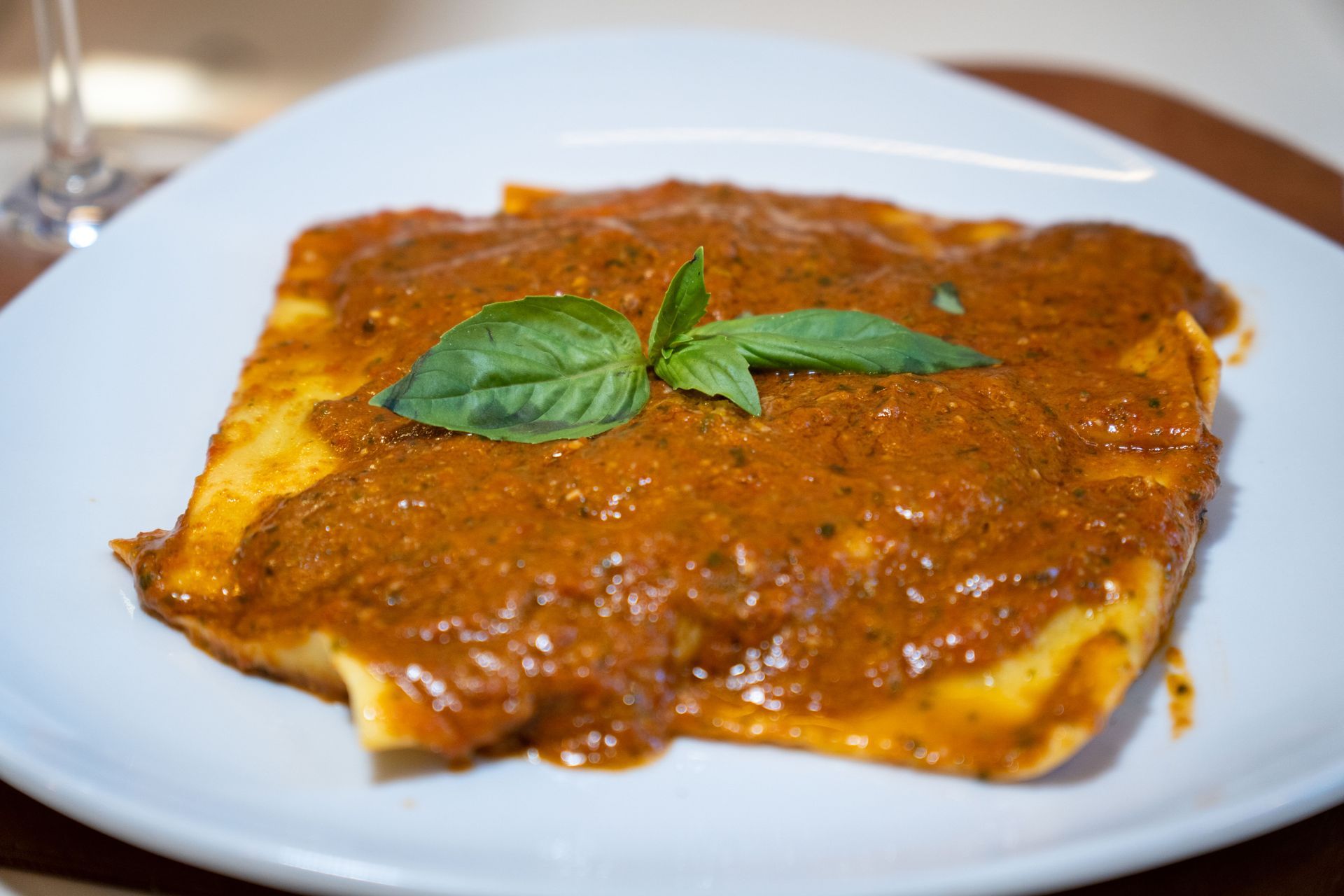 Salsa cremosa ai funghi su carne con cavolo rosso e un filo di aceto balsamico su un piatto bianco