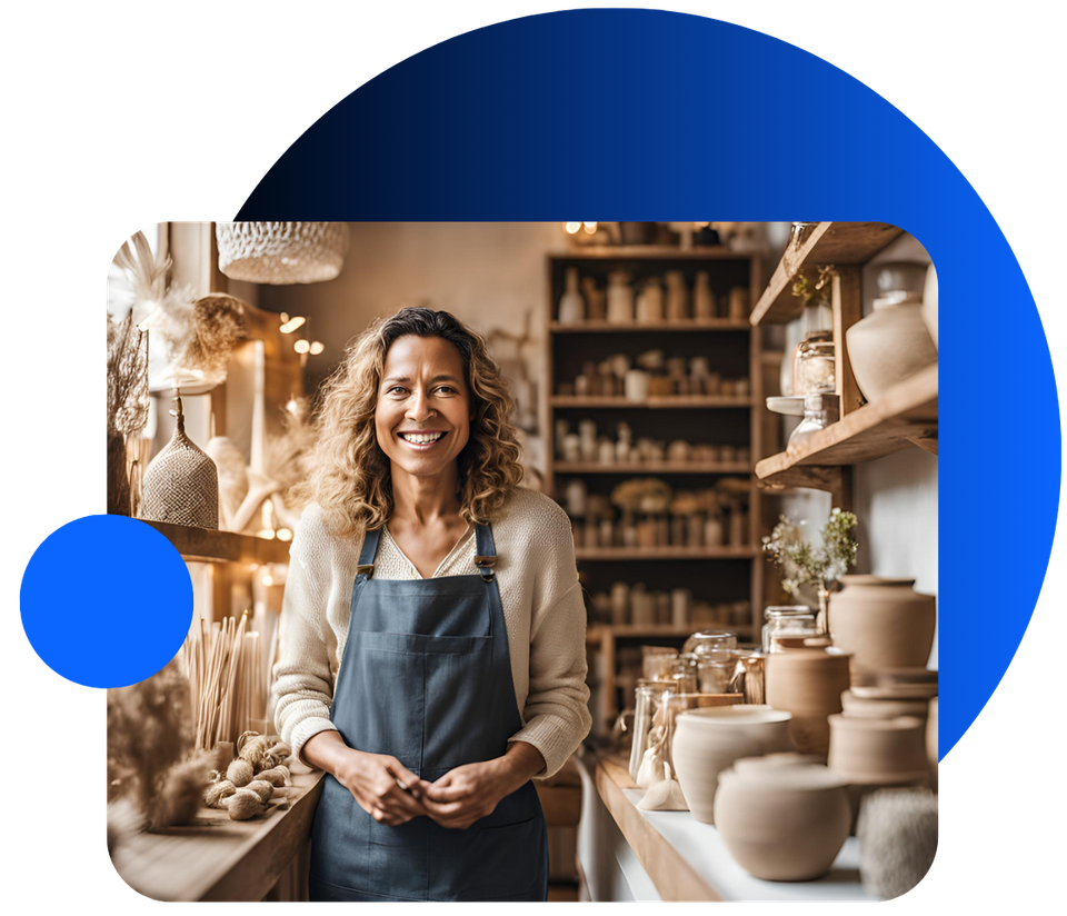 Une femme en tablier se tient dans un magasin de poterie.