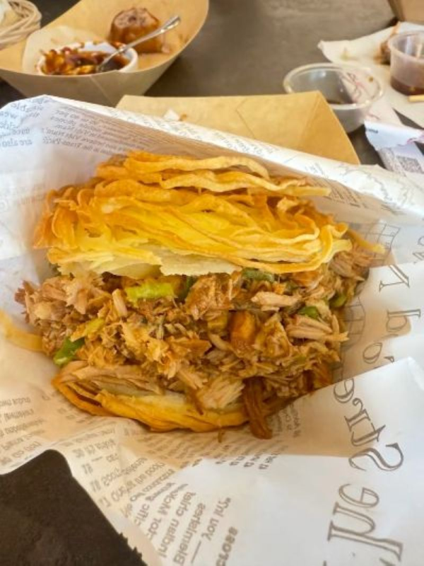 Roujiamo con carne