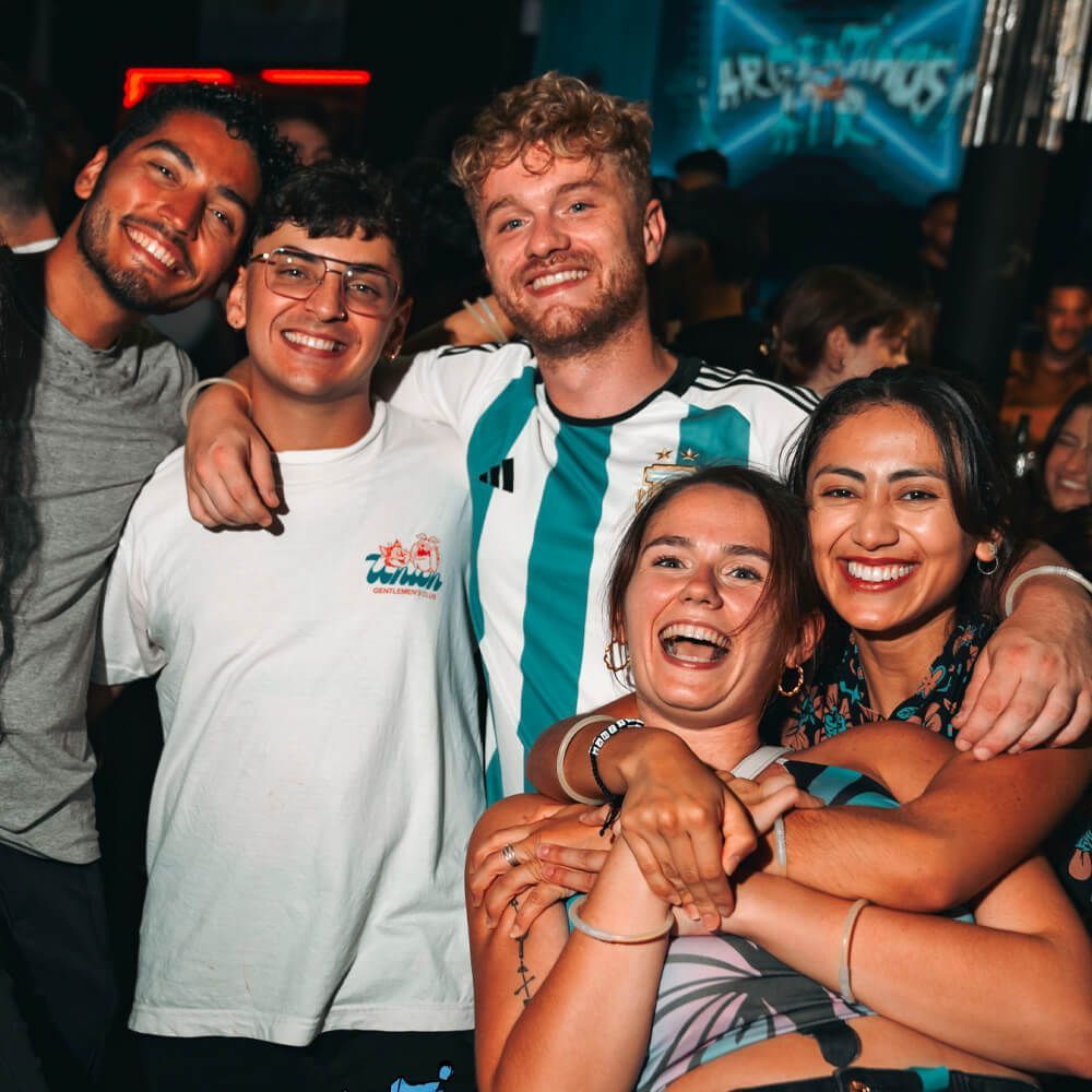 Un grupo de personas posan para una fotografía en una fiesta.