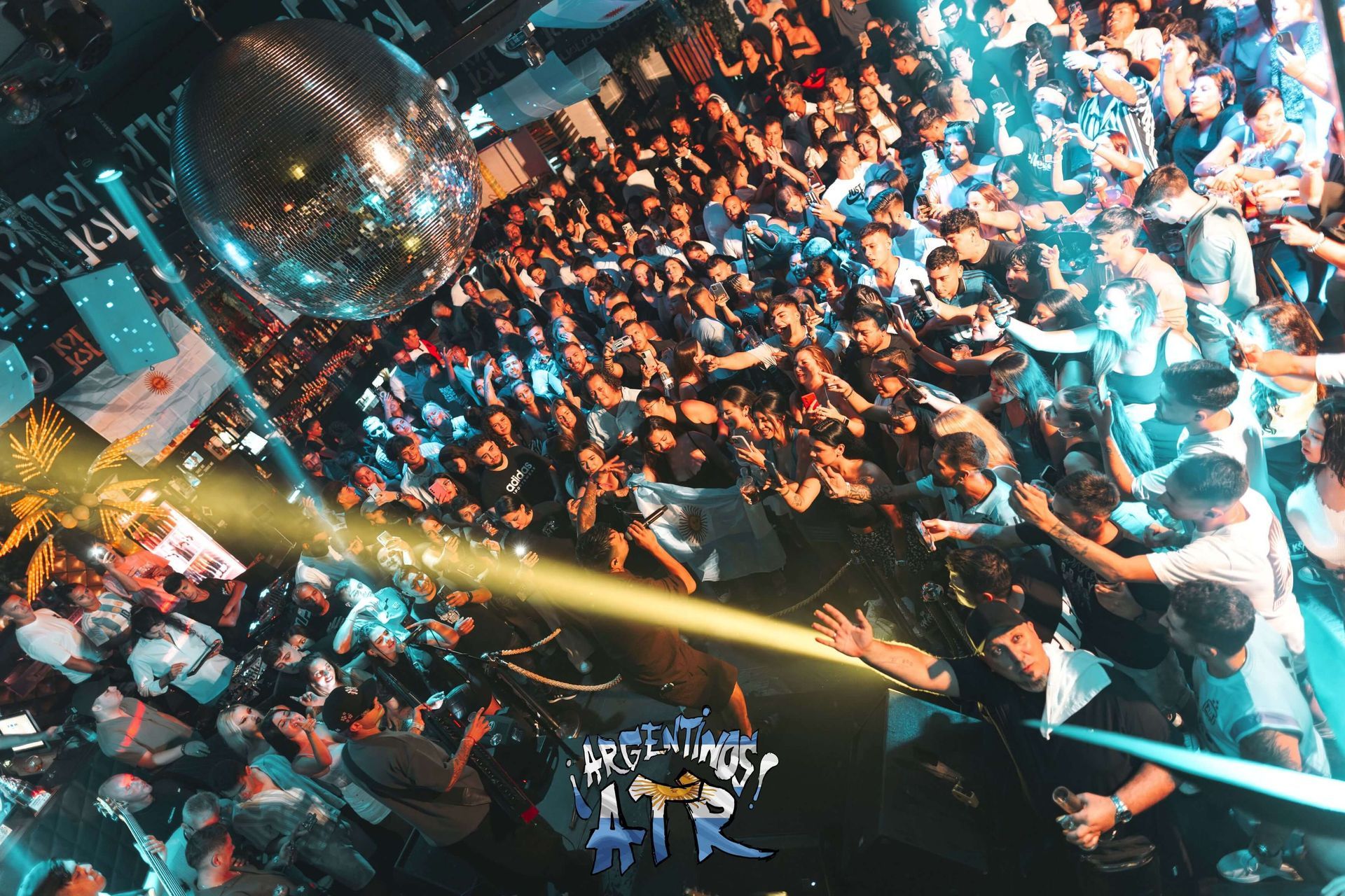 Una vista aérea de una multitud de personas bailando en un club.