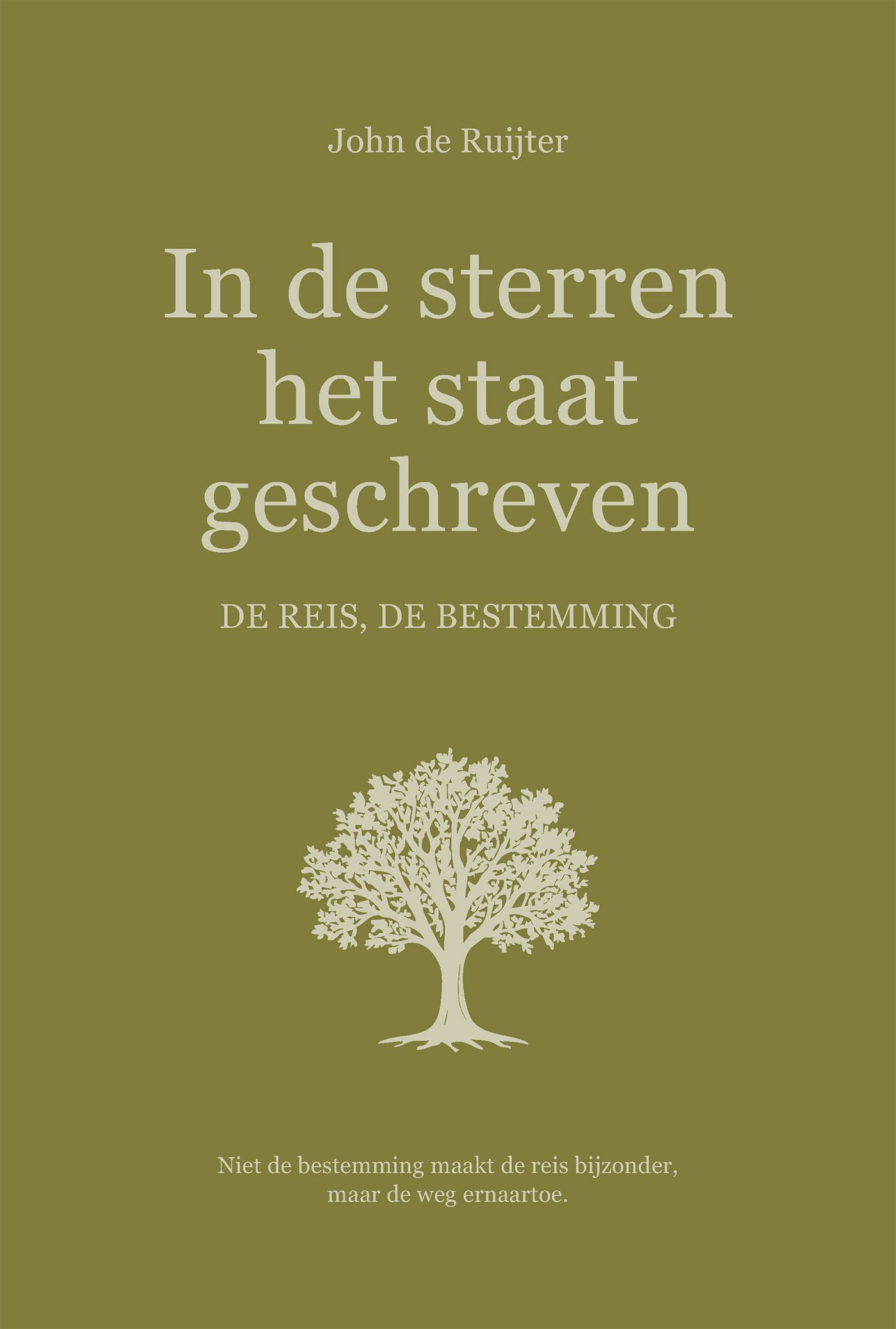 Een open boek op een rustieke houten kruk naast een zonovergoten gordijn en een geweven vloerkussen.