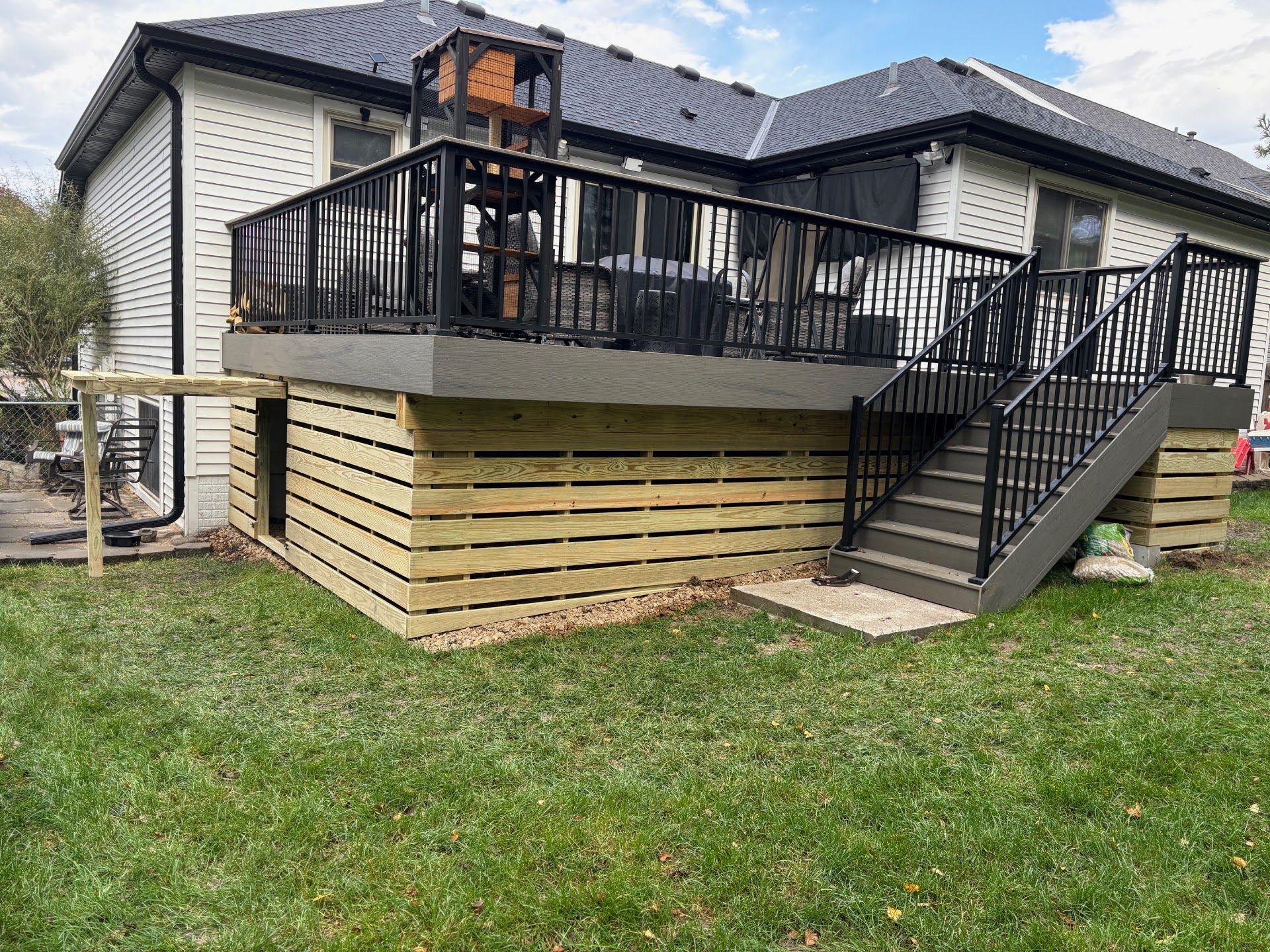San Mateo Lane Deck