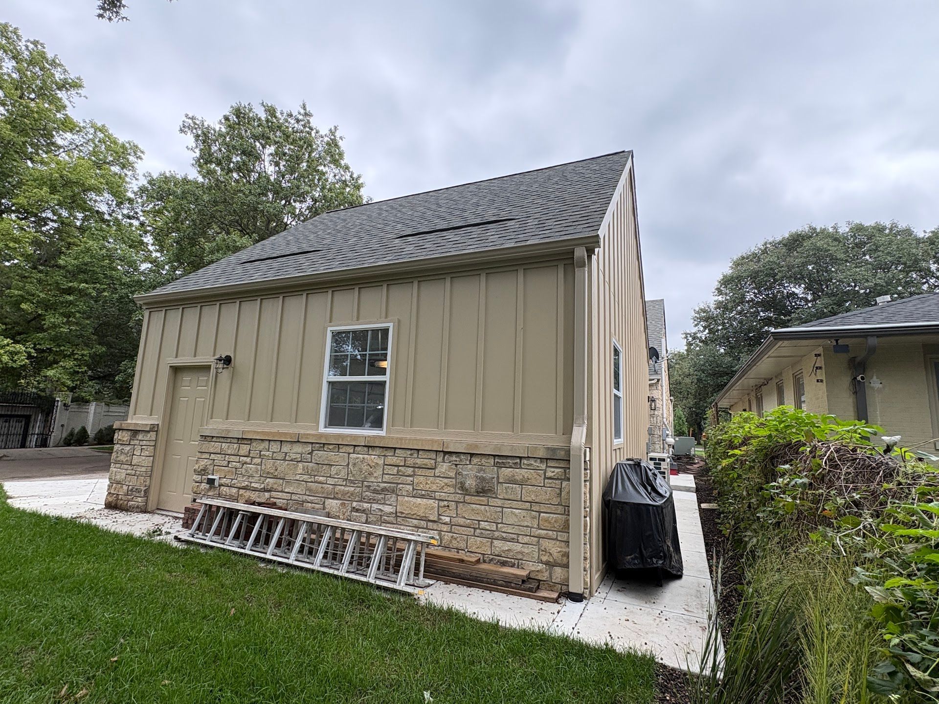 Exterior, Sheridan Garage